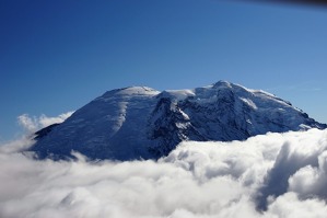 Vrcholek hory Mt Rainier – dřímající sopky vysoké 4394 metry, ležící jihovýchodně od Seattle