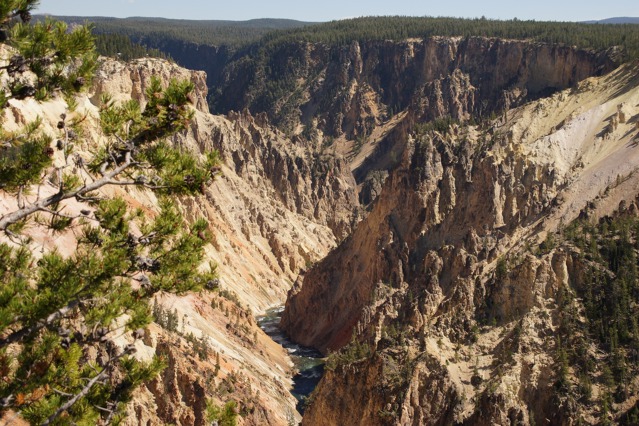 Grand Canyon parku Yellowstone – je sice hluboký „jen“ asi 300 metrů (ten originální asi 1000 metrů), ale i tak je i ten v Yellowstone velmi působivý