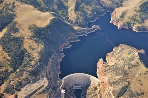 Přehrada na řece Bighorn tvořící Bighorn Lake