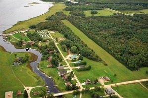 Nejsevernější letiště USA mimo Aljašku – Northwest Angle ležící ve výstupku amerického území zasahujícího dovnitř Kanady. K této anomálii došlo kvůli nedorozuměním ohledně tvaru zdejších jezer a toku řeky Mississipi, která zde pramení.