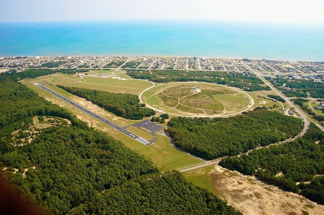 Letiště First Flight s památníkem na první let bratří Wrigthů – Kitty Hawk, Severní Karolína