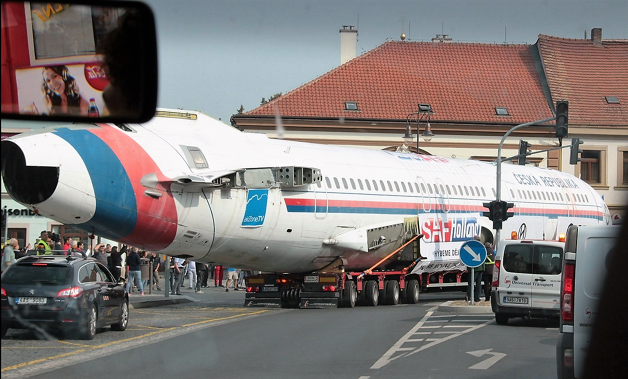 Tu-154M OK-BYZ při pozemním transportu z Kbel do Kunovic. Foto: Tereza Šírová pro Technet.cz