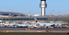 Do Kanady můžete od 10. 11. 2016 letět jen s eTA. (Ilustrační foto Lester B. Pearson airport Toronto. Autor: Bruce Bennett/Getty Images) Do Kanady můžete od 10. 11. 2016 letět jen s eTA. (Ilustrační foto Lester B. Pearson airport Toronto. Autor: Bruce Bennett/Getty Images)