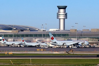 Do Kanady můžete od 10. 11. 2016 letět jen s eTA. (Ilustrační foto Lester B. Pearson airport Toronto. Autor: Bruce Bennett/Getty Images)