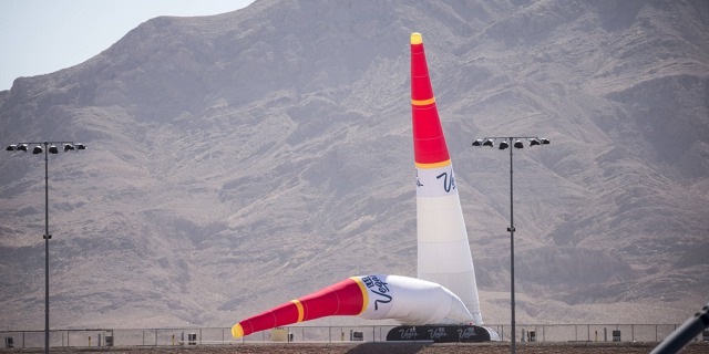 Silný vítr v posledním letošním závodě Red Bull Air Race poškodil pylony. Závod musel být kvůli větru zrušen.  