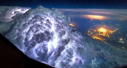 Nizozemský pilot pořizuje fantastické fotografie bouřek přímo z kokpitu