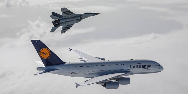 První A380, které přiletělo do Bulharska, doprovodily letouny MiG-29.