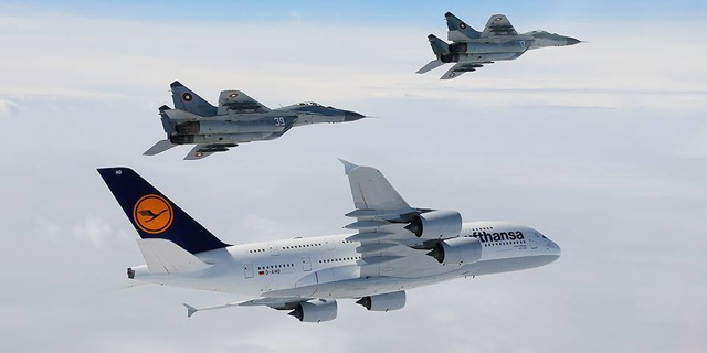 První A380, které přiletělo do Bulharska, doprovodily letouny MiG-29.