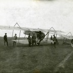 Ppor. Melč (první zprava) před letadlem Farman 30 vlétě 1918 v Ufě. 