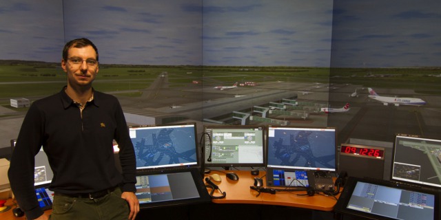 Administrátorem 3D věžního simulátoru pro výcvik věžních řídících letového provozu v pražské Ruzyni je ing. Petr Dvořák. Foto: Archiv Petra Dvořáka