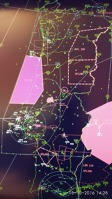 Záznam z radaru Řízení letového provozu letiště Benavente. OK-LEX na horním okraji růžového pole vlevo. J.P.: Ikonka letadla OK LEX na obrazovce portugalského ŘLP ve chvíli, kdy jsem minul letiště Oporto a kolem pobřeží pokračoval omezeným (vojenským) prostorem. Ke vstupu do něj jsem musel dostat souhlas od vojenského řídícího.