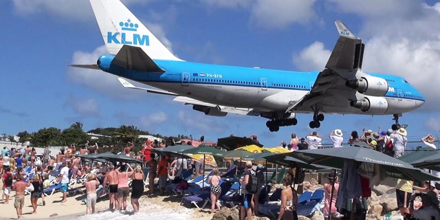 B747-400 PH-BFN přistává nad Maho Beach na dráhu 10/28 Letiště Sint Maarten.