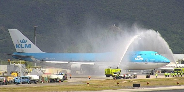 Vodní slavobrána pro B747-400 PH-BFN při jeho posledním příletu na Letiště Sint Maarten.
