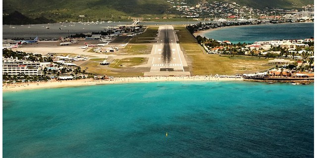 Takto vidí piloti pláž Maho z kokpitu. Foto pořídil při svém přistání na letišti Sint Maarten Jiří Pruša během expedice Karibik 2016. 