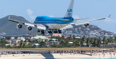 B747 přistává na Saint Maarten. B747 přistává na Saint Maarten.