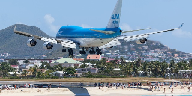 B747 přistává na Saint Maarten.