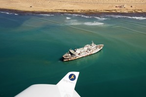 Jeden z řady lodních vraků na atlantském pobřeží Západní Sahary. 