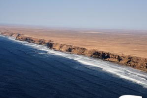 Tentýž snímek, tentokrát už regulérní foto. Pobřežní útesy - severozápadní Sahara.