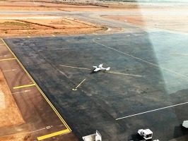 OK-LEX na ploše letiště v Ouarzazate.