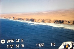 Pobřeží Západní Sahary. 120 km přes moře na druhé straně leží Kanárské ostrovy. Přefoceno nouzově mobilem z displeje fotoaparátu.