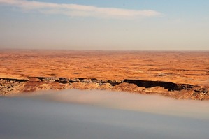 Mísení horkého pouštního a studeného mořského vzduchu vytváří mlhu a nízkou oblačnost. 