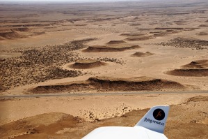 Pouštní vnitrozemí středozápadní Sahary.