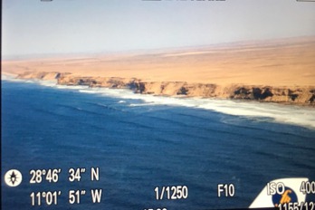 Pobřeží Západní Sahary. 120 km přes moře na druhé straně leží Kanárské ostrovy. Přefoceno nouzově mobilem z displeje fotoaparátu.
