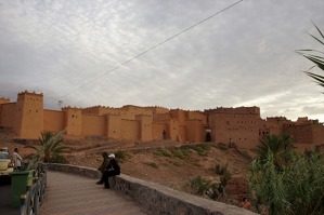 Marocká pevnost Ourzazate mezi Velkým a Malým Atlasem (Antiatlasem)