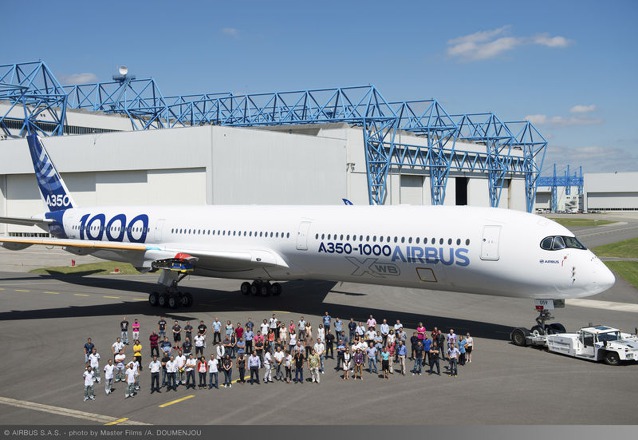 První roll out A350-1000 v červnu 2016 po návratu z lakovny, zatím ještě bez motorů. Foto: Airbus