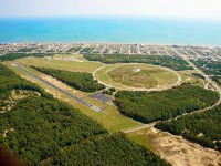 Expedice USA 2016. Letiště First Flight s památníkem na první let bratří Wrigthů – Kitty Hawk, Severní Karolína. Foto: Jiří Pruša Expedice USA 2016. Letiště First Flight s památníkem na první let bratří Wrigthů – Kitty Hawk, Severní Karolína. Foto: Jiří Pruša