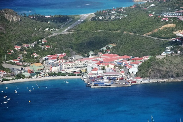 Finále přistání na ostrově Saint Barthélémy v Karibiku. Tohle přistání bylo opravdu hodně komplikované a Jiří Pruša už ho znovu pokoušet nechce. Foto: Jiří Pruša 