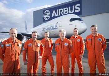Posádka a technický doprovod prvního vzletu A350-1000. Foto: Airbus
