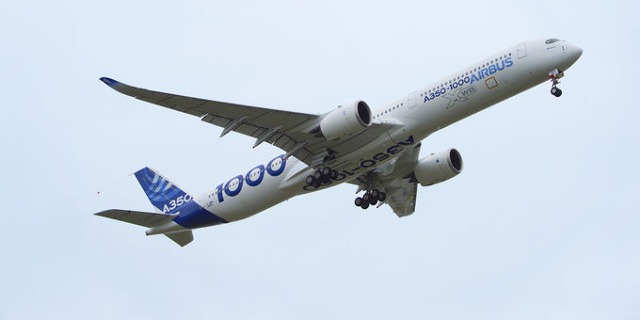 A350-1000 po startu k prvním letovým zkouškám v Toulouse. Foto: Airbus.