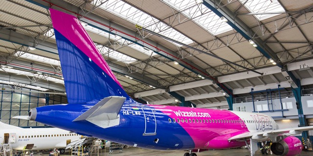 Hangár F - traťová údržba letounu Airbus A320-232 společnosti Wizz Air. Foto: Český Aeroholding