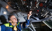 Martin Routa provádí operační test záložního elektrického systému letounu B737. Foto: Český Aeroholding