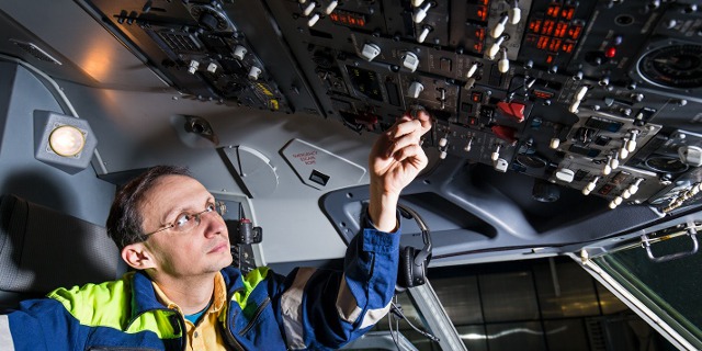 Martin Routa provádí operační test záložního elektrického systému letounu B737. Foto: Český Aeroholding