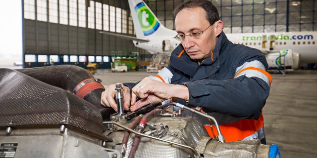 Instalace horního závěsu pomocného energetického zdroje APU. Foto: Český Aeroholding