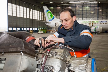 Instalace horního závěsu pomocného energetického zdroje APU. Foto: Český aeroholding