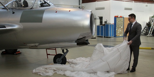 Ředitel VTÚ Jiří Protiva odhaluje renovovaný letoun MiG-15bis SB 3255 v kbelském leteckém muzeu. 