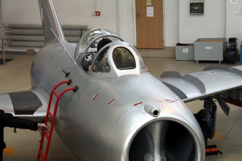 MiG-15 č. 3255 po renovaci v hangáru Leteckého muzea Kbely. 