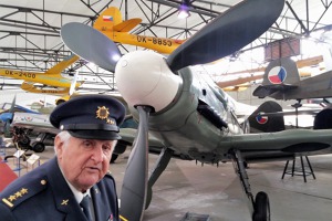 Josef Pavlík před Avií S-199, letounem z počátku jeho pilotní kariéry zvaným Mezek. Foto: Michal Beran, Flying Revue