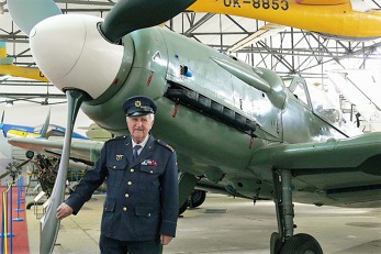 Josef Pavlík před Avií S-199, letounem z počátku jeho pilotní kariéry zvaným Mezek. Foto: Michal Beran, Flying Revue
