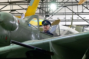 Josef Pavlík usedl do kokpitu Mezka díky laskavosti pracovníků kbelského leteckého muzea po více než šesti desítkách let.