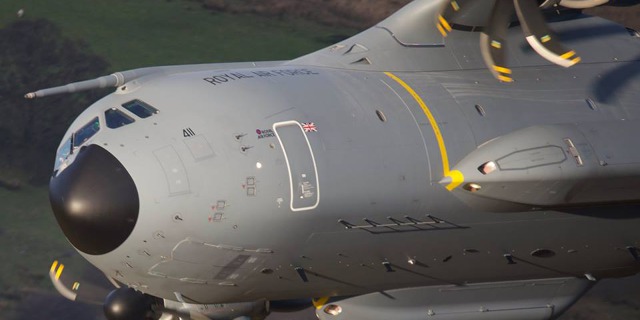 Nízký průlet Airbusu A400M-180 ve waleském údolí Mach Loop v lednu 2017. Foto: Ben Collins 