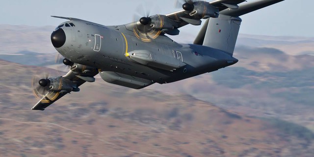 Ben Collins v Mach Loop fotí pravidelně. A400M-180 ZM411 při nízkém průletu v tomto waleském údolí. Foto: Ben Collins