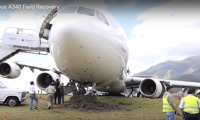 A340-600 EC-JOH během vyprošťovacích prací po nehodě v Quitu. Zdroj: Soar.aero A340-600 EC-JOH během vyprošťovacích prací po nehodě v Quitu. Zdroj: Soar.aero
