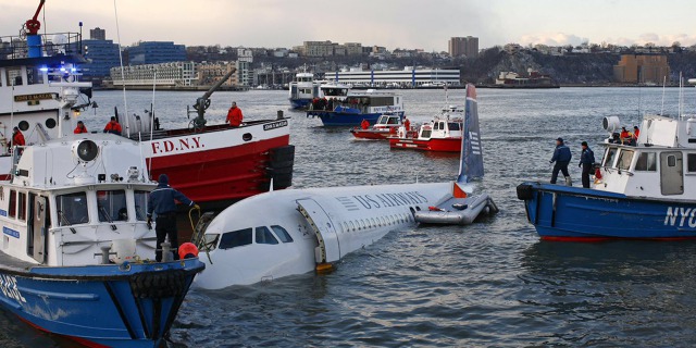 Záchranné práce při nouzovém přistání A320 US Airways na Hudsonu v lednu 2009. Foto: AP