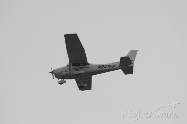 Cessna 172 NB42KP - toto letadlo přistálo na chigagském letišti ve videu výše. Zdroj: FlightAware.com 