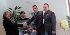 Slavnostní předání obrazu v redakci Flying Revue - zleva Jiří Soukup, autor obrazu Ondřej Soukup, vydražitel Ondřej Bartoš a Zdeněk Sadecký z Czech Spitfire Clubu. Foto: Jan Dvořák, Flying Revue Slavnostní předání obrazu v redakci Flying Revue - zleva Jiří Soukup, autor obrazu Ondřej Soukup, vydražitel Ondřej Bartoš a Zdeněk Sadecký z Czech Spitfire Clubu. Foto: Jan Dvořák, Flying Revue