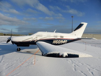 Připravovat promrzlé letadlo není žádný med. Foto: Jan Čermák